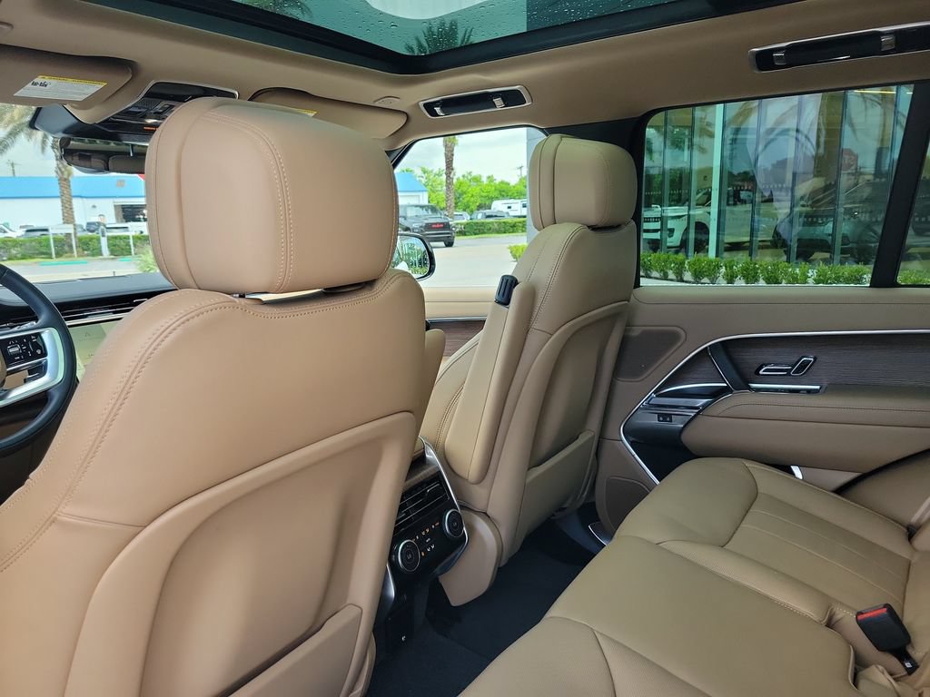 Used 2025 Land Rover Range Rover SE AWD/4WD image 17