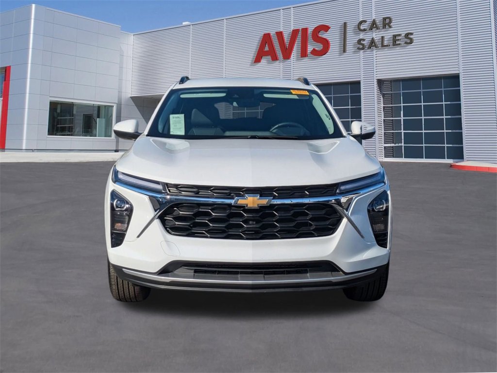 Used 2025 Chevrolet Trax LT w/ LT Convenience Package image 2