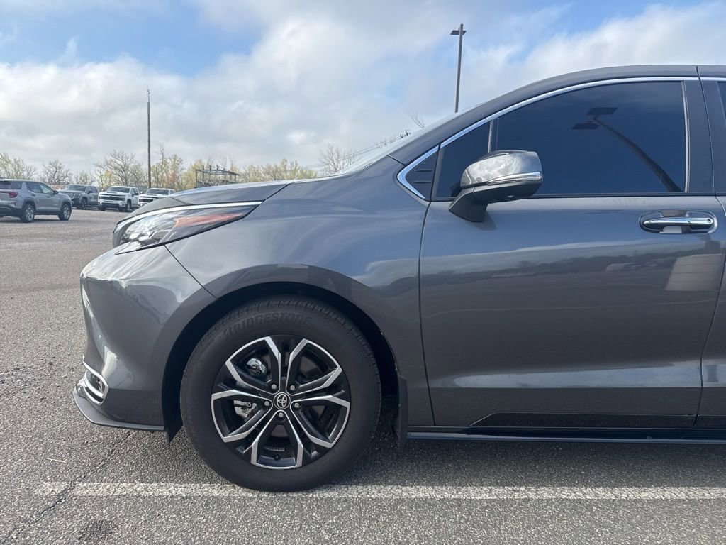Used 2025 Toyota Sienna Platinum image 6