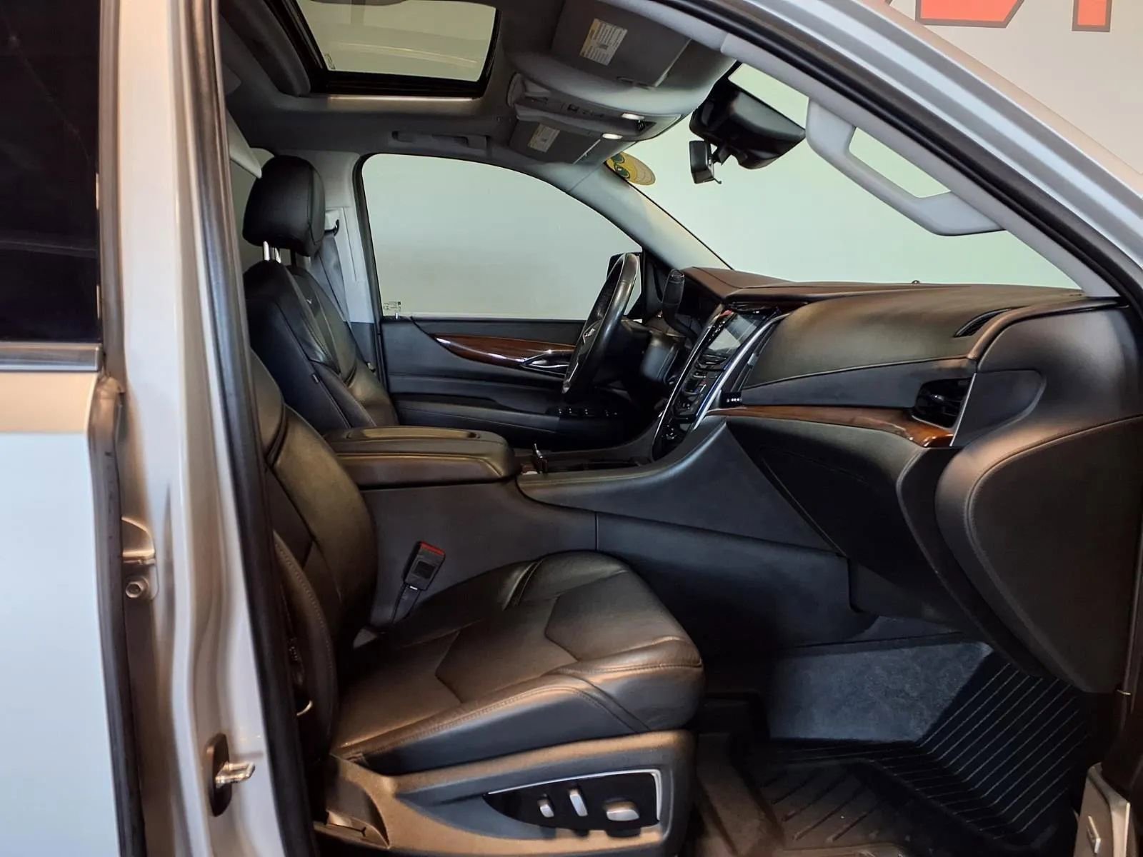 Used 2020 Cadillac Escalade Luxury AWD/4WD image 13