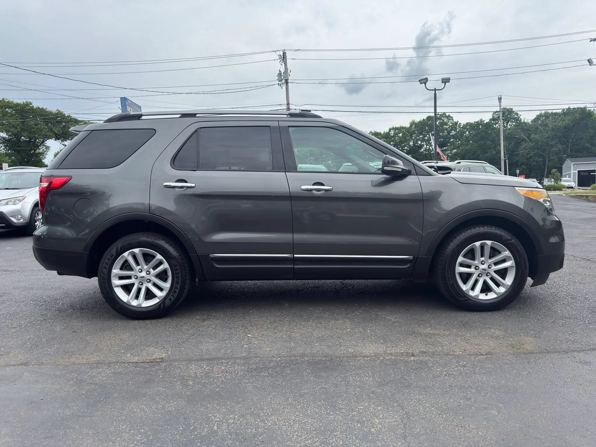 Used 2015 Ford Explorer XLT w/ Equipment Group 202A AWD/4WD image 8