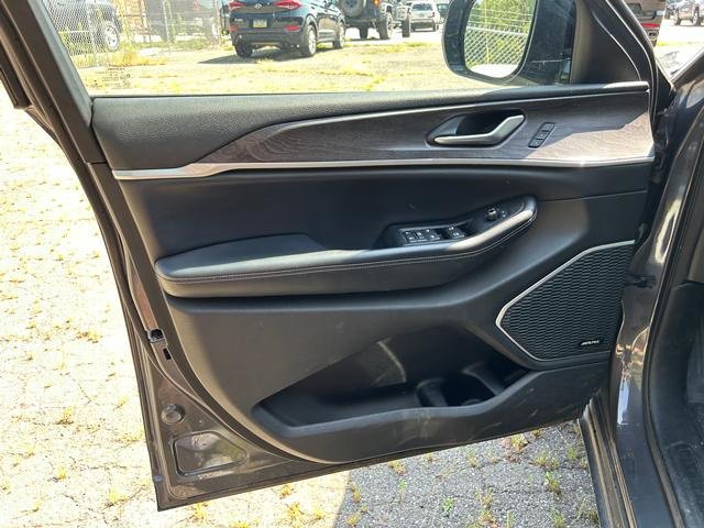 Used 2023 Jeep Grand Cherokee L Limited w/ Black Appearance Package image 10