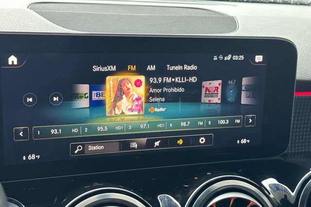 Used 2021 Mercedes-Benz GLB 250 w/ Premium Package image 22