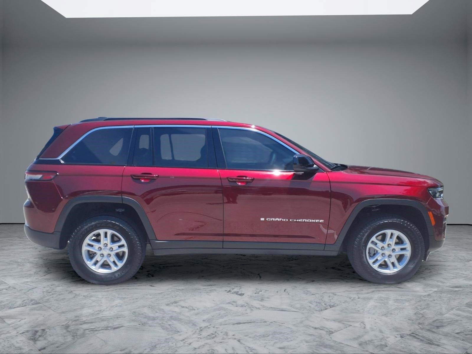 Used 2025 Jeep Grand Cherokee Laredo w/ Luxury Tech Group I RWD image 8
