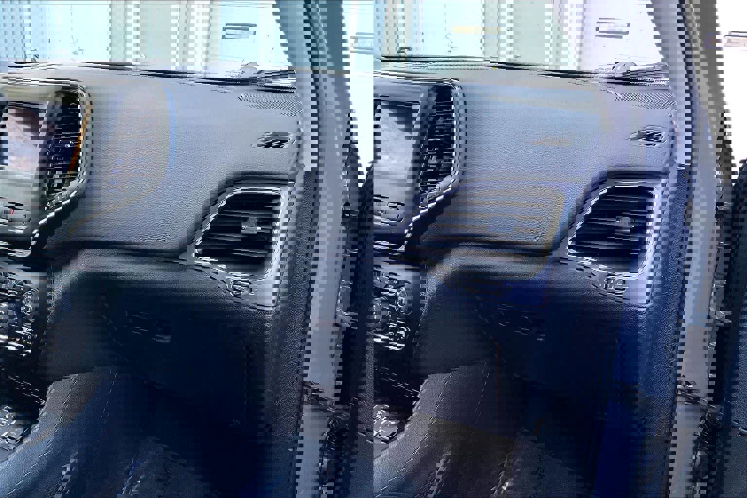 Used 2019 Jeep Cherokee Latitude Plus w/ Cold Weather Group image 16