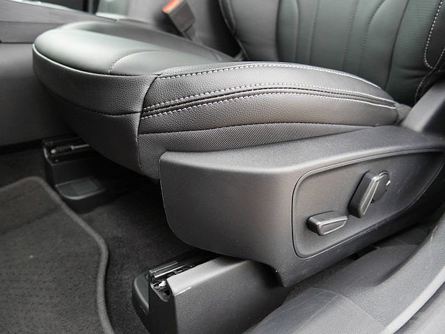 New 2025 Ford Escape SE w/ PHEV Premium Package FWD image 12