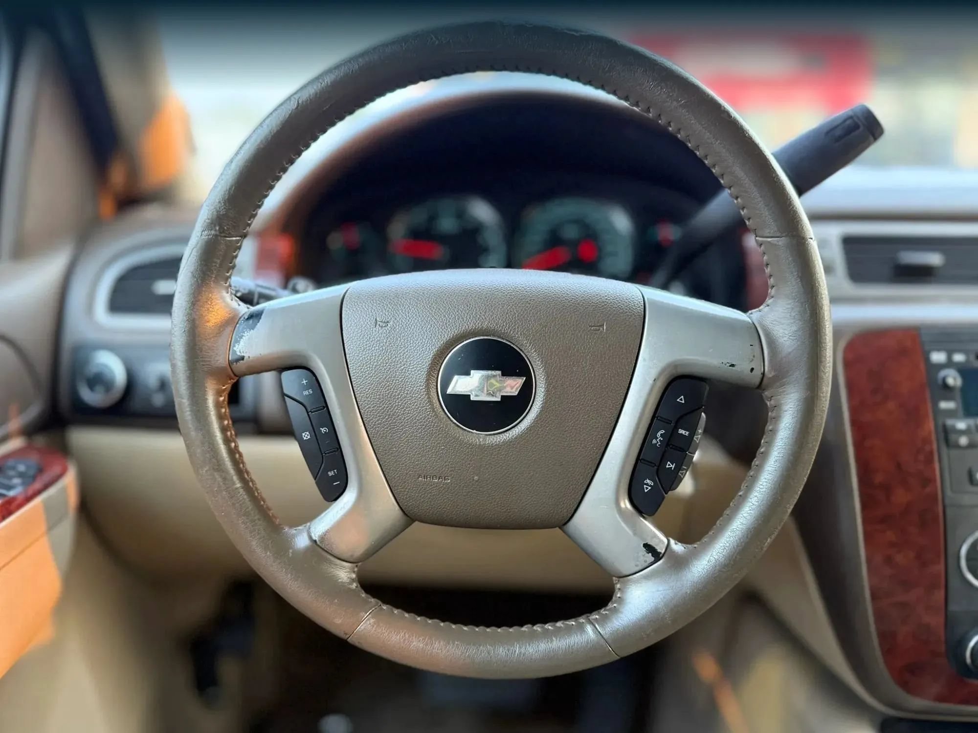 Used 2014 Chevrolet Suburban LT RWD image 24