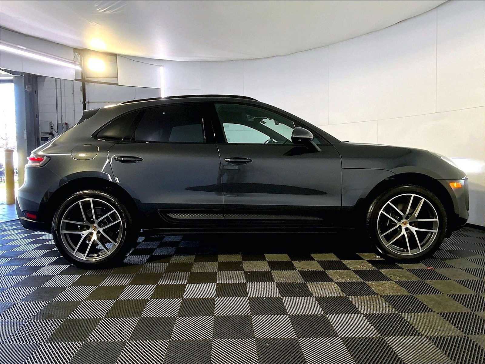 Used 2025 Porsche Macan image 8