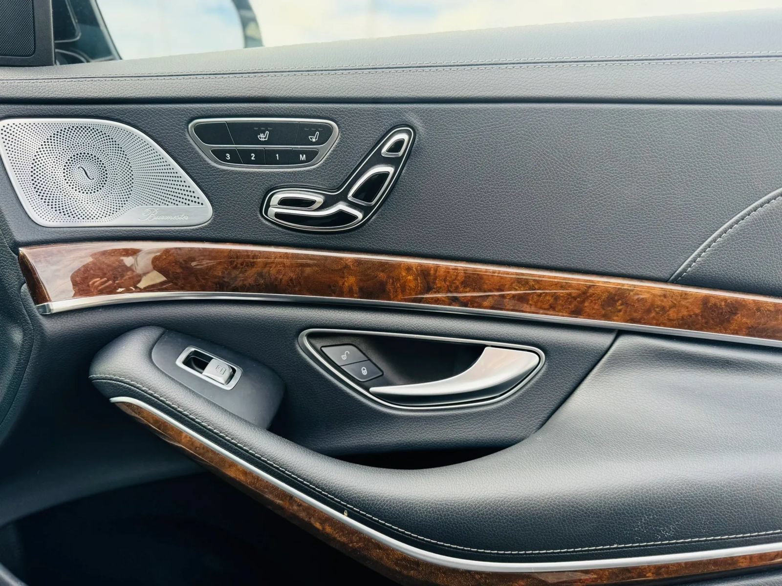 Used 2015 Mercedes-Benz S 550 4MATIC Sedan w/ Premium 1 Package image 28