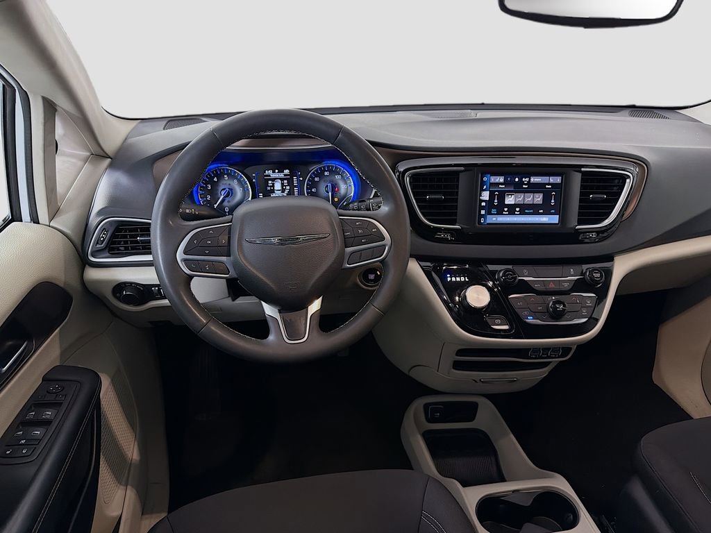 Used 2023 Chrysler Voyager LX image 24