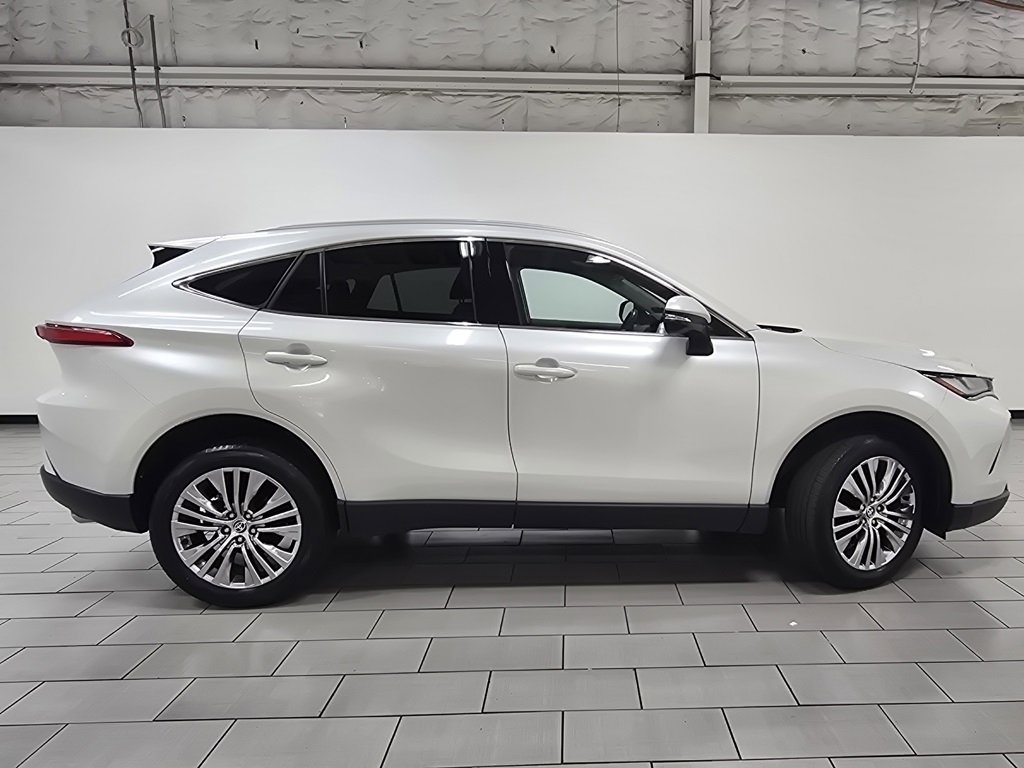 Used 2024 Toyota Venza XLE image 19
