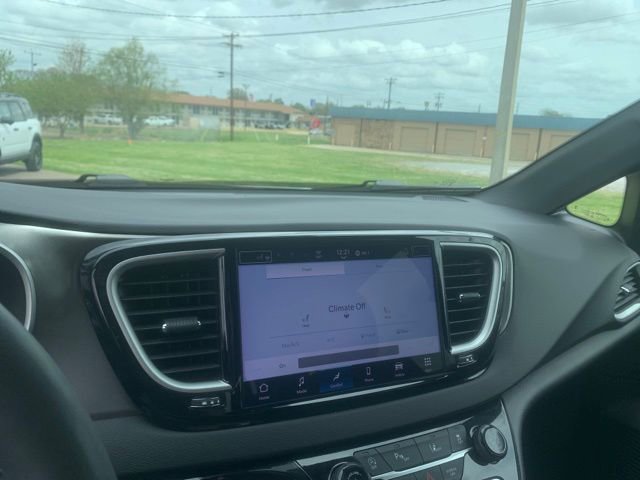 Used 2025 Chrysler Pacifica Select FWD image 20