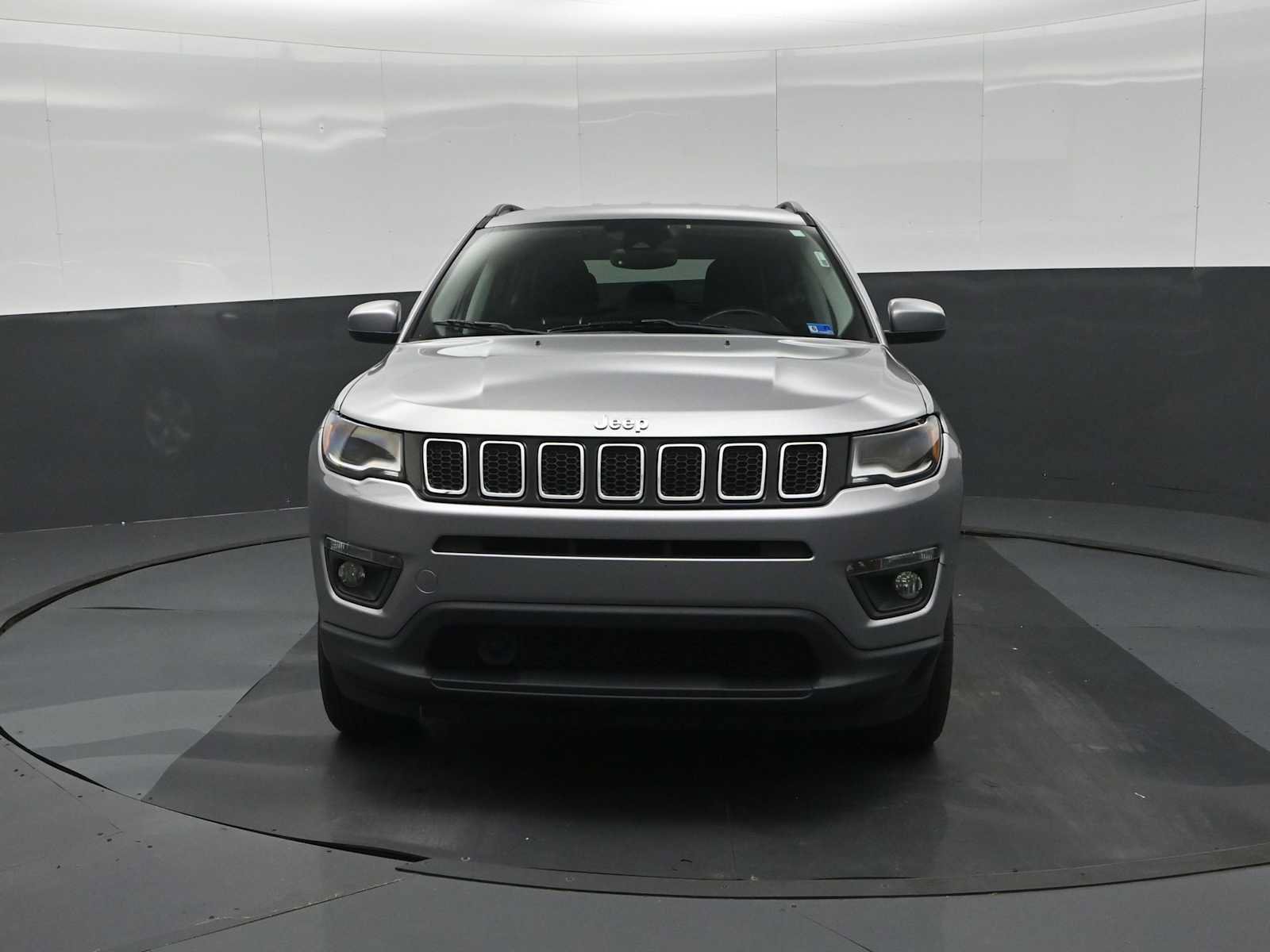 Used 2018 Jeep Compass Latitude w/ Popular Equipment Group AWD/4WD image 3