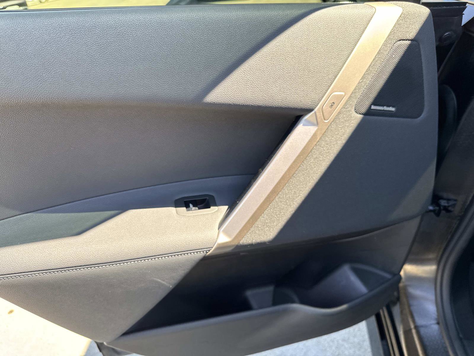 Used 2025 BMW iX xDrive50 w/ Premium Package image 9