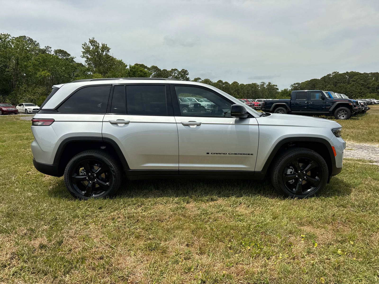 New 2025 Jeep Grand Cherokee Limited w/ Black Appearance Package image 2