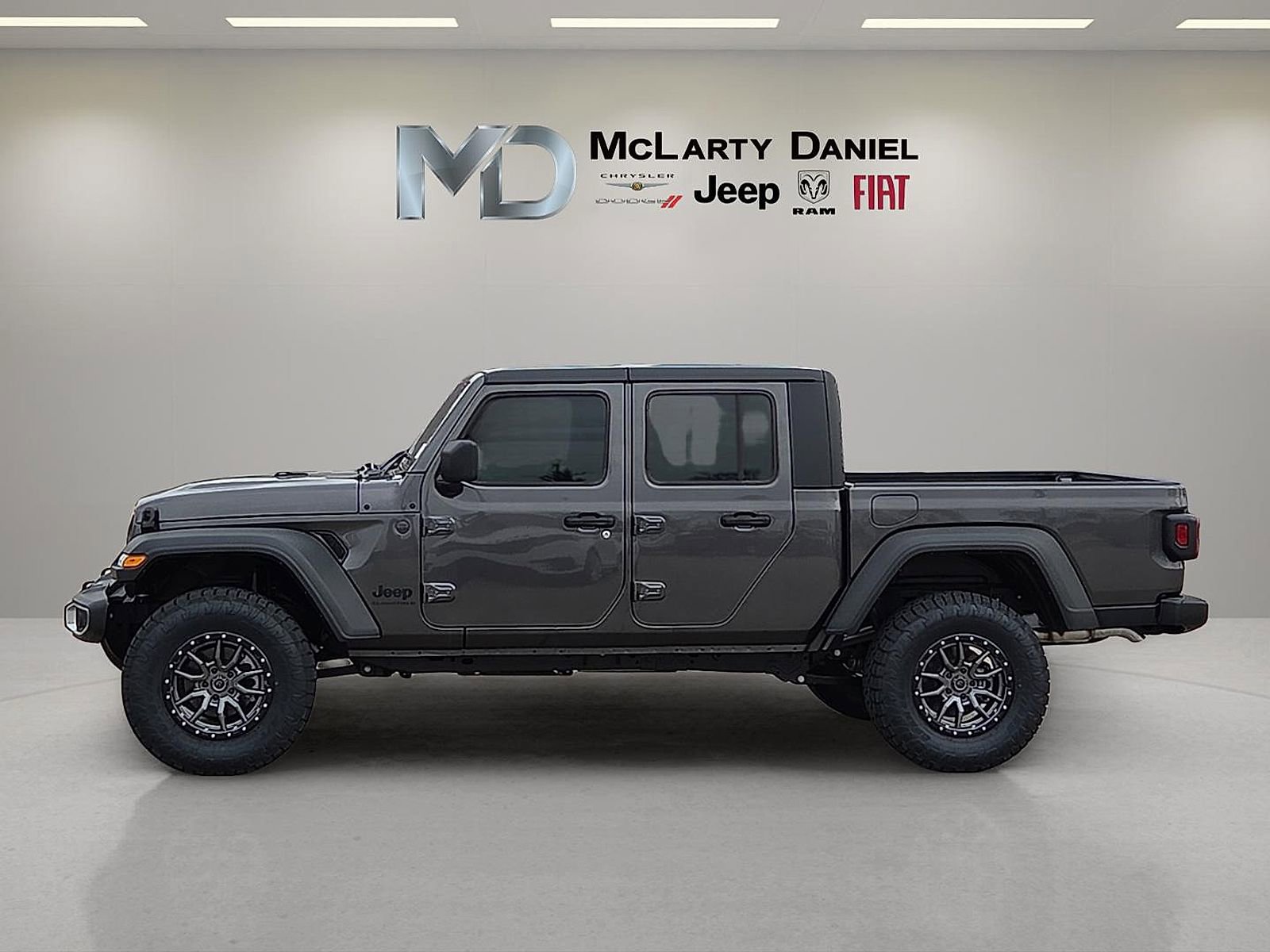 New 2025 Jeep Gladiator Sport image 3