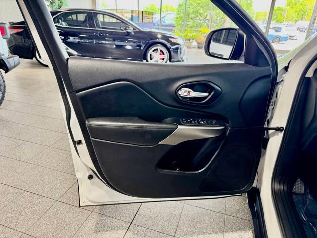 Used 2021 Jeep Cherokee Latitude FWD image 21