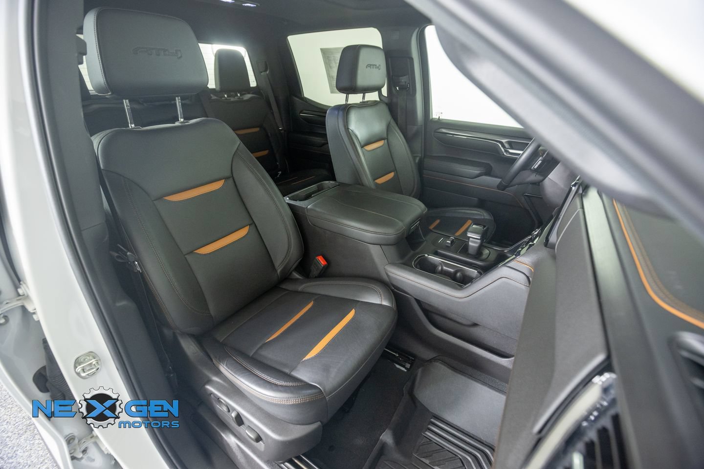 Used 2024 GMC Sierra 1500 AT4 w/ Technology Package AWD/4WD image 10