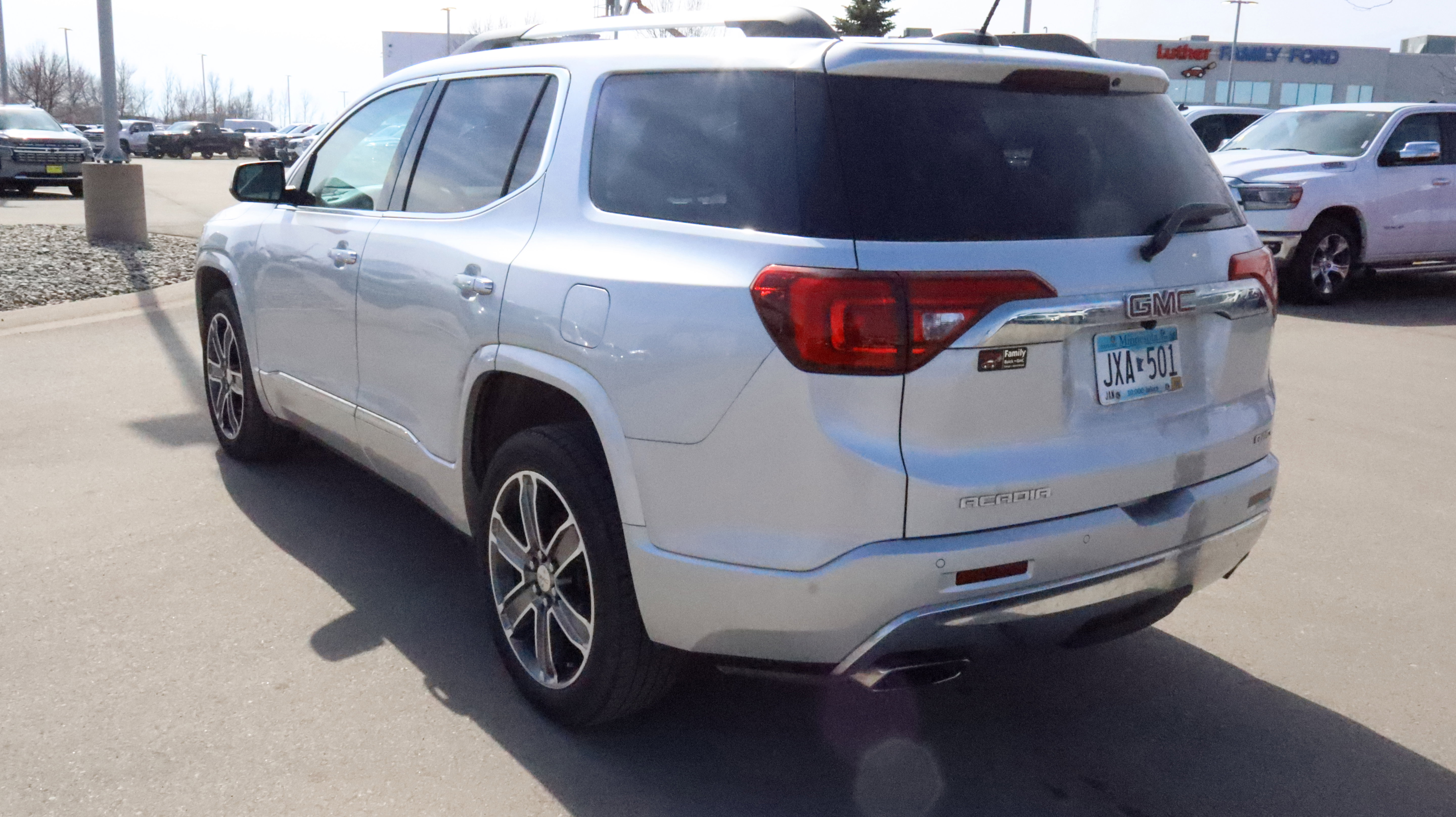 Used 2018 GMC Acadia Denali w/ Technology Package AWD/4WD image 4