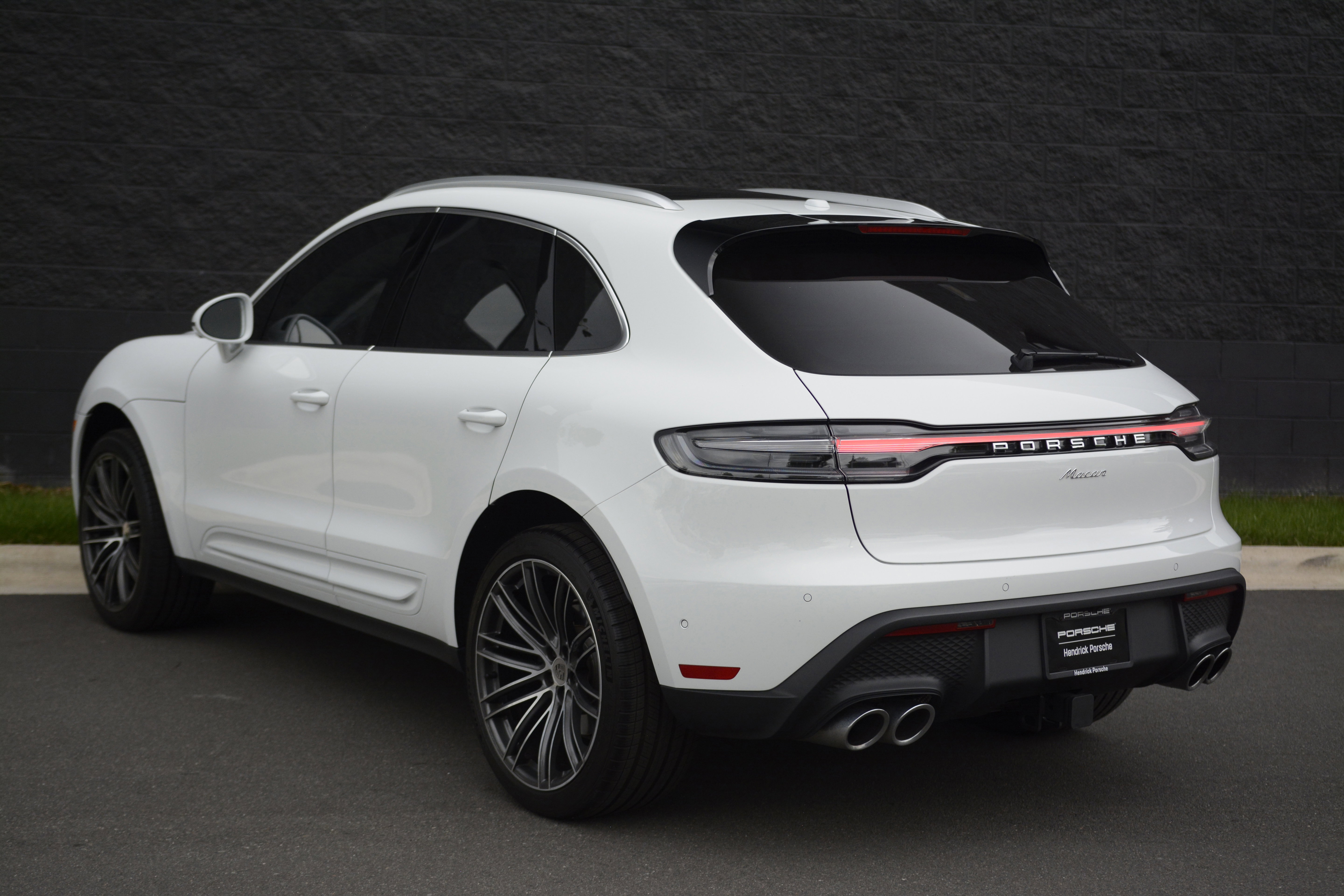 Certified 2026 Porsche Macan AWD/4WD image 3