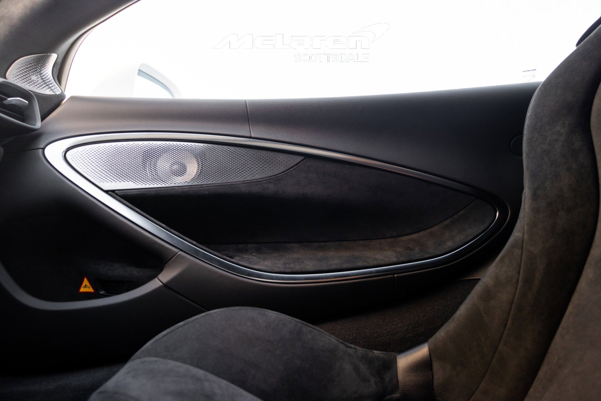 Used 2025 McLaren Artura Spider image 32