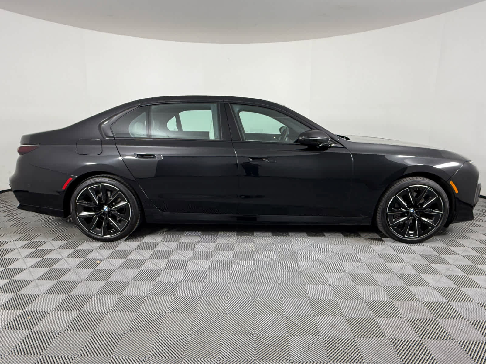 Certified 2023 BMW 740i RWD image 2