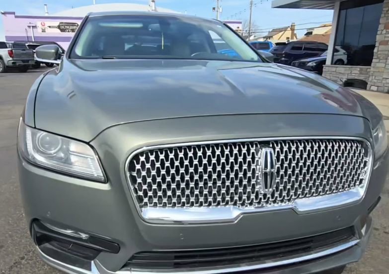 Used 2017 Lincoln Continental Premiere image 4