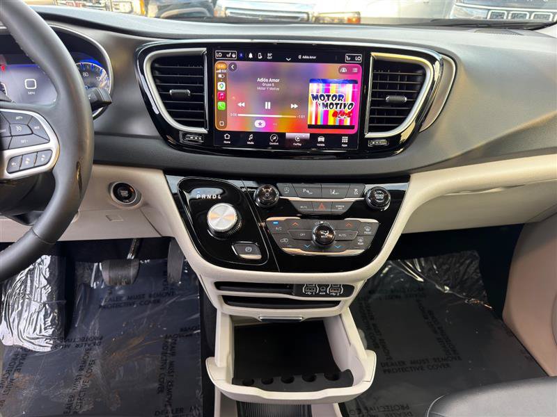Used 2024 Chrysler Pacifica Touring-L FWD image 16