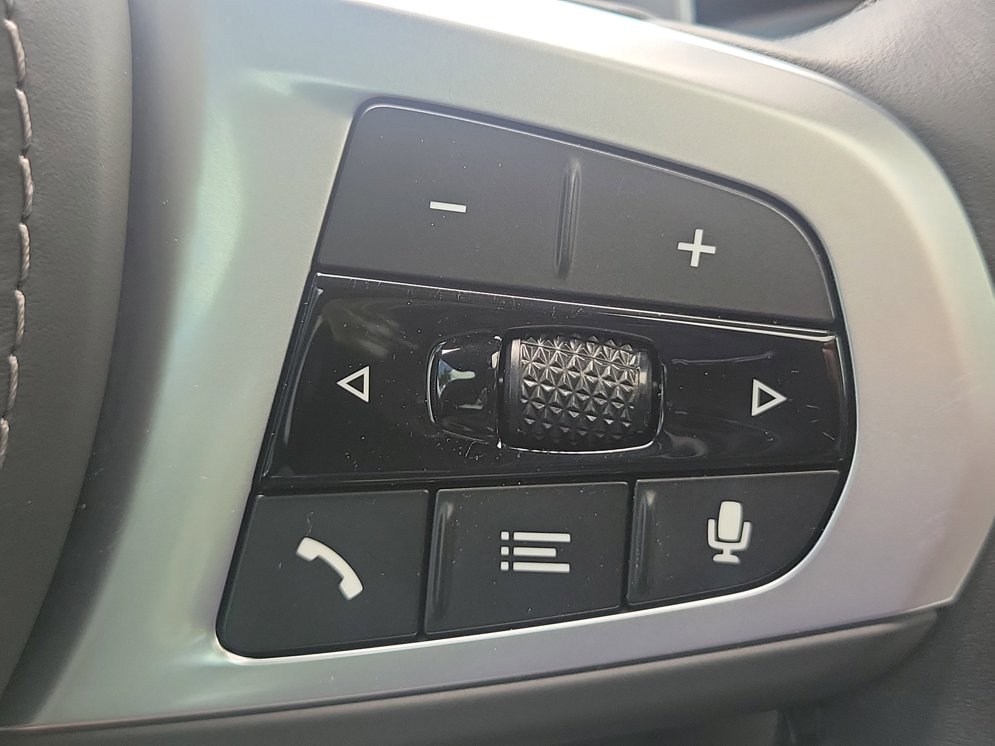 Used 2025 BMW X6 xDrive40i w/ Premium Package image 26