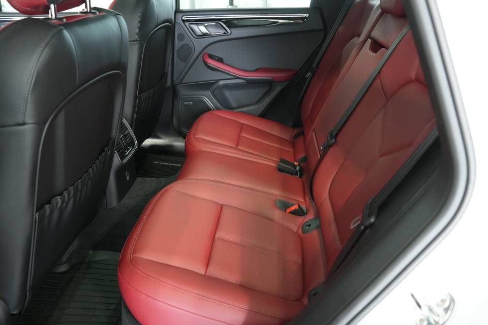 Certified 2025 Porsche Macan AWD/4WD image 27