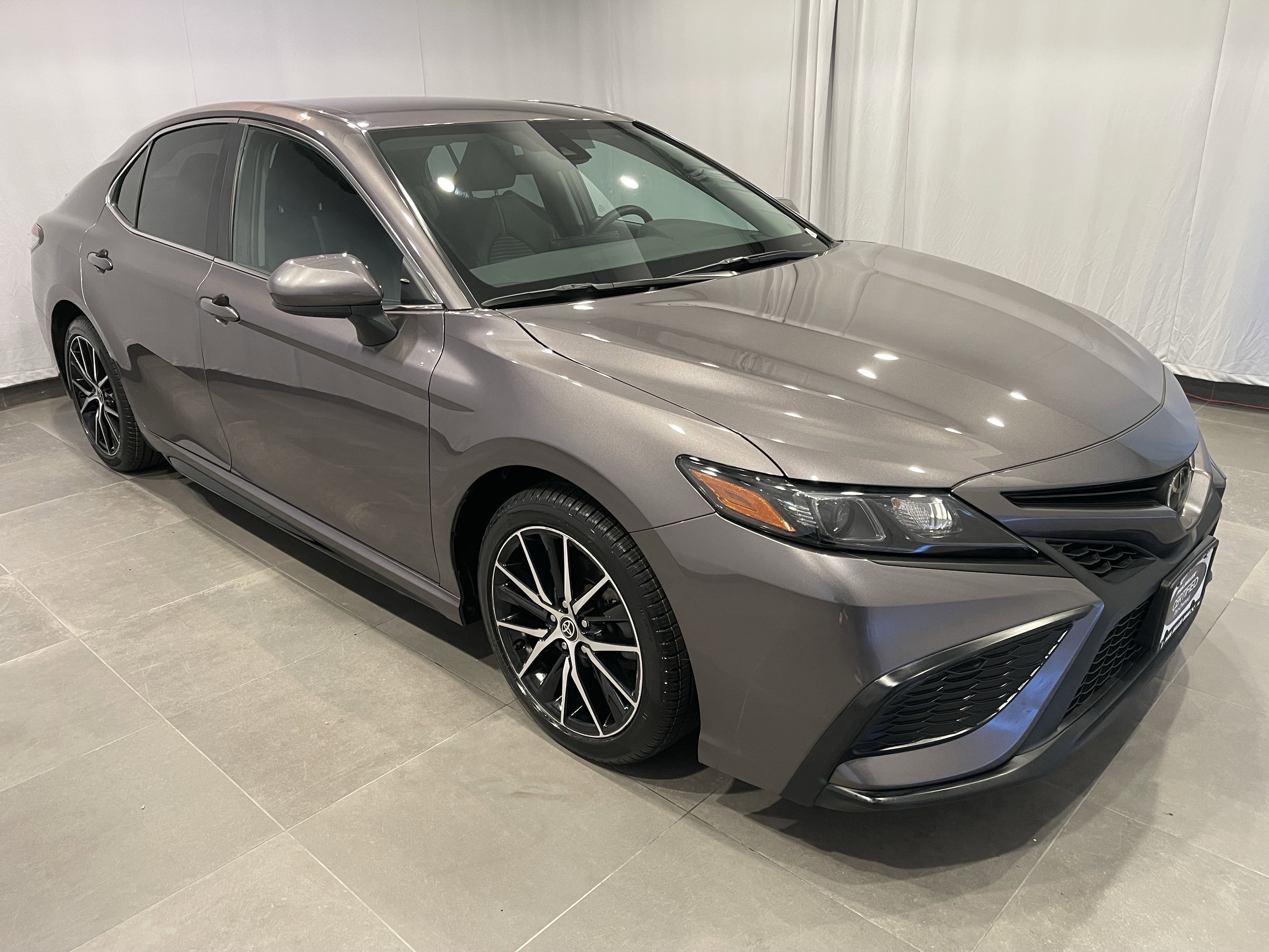 Used 2021 Toyota Camry SE image 3
