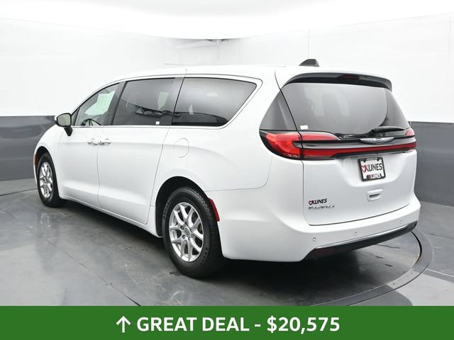 Used 2023 Chrysler Pacifica Touring-L FWD image 12