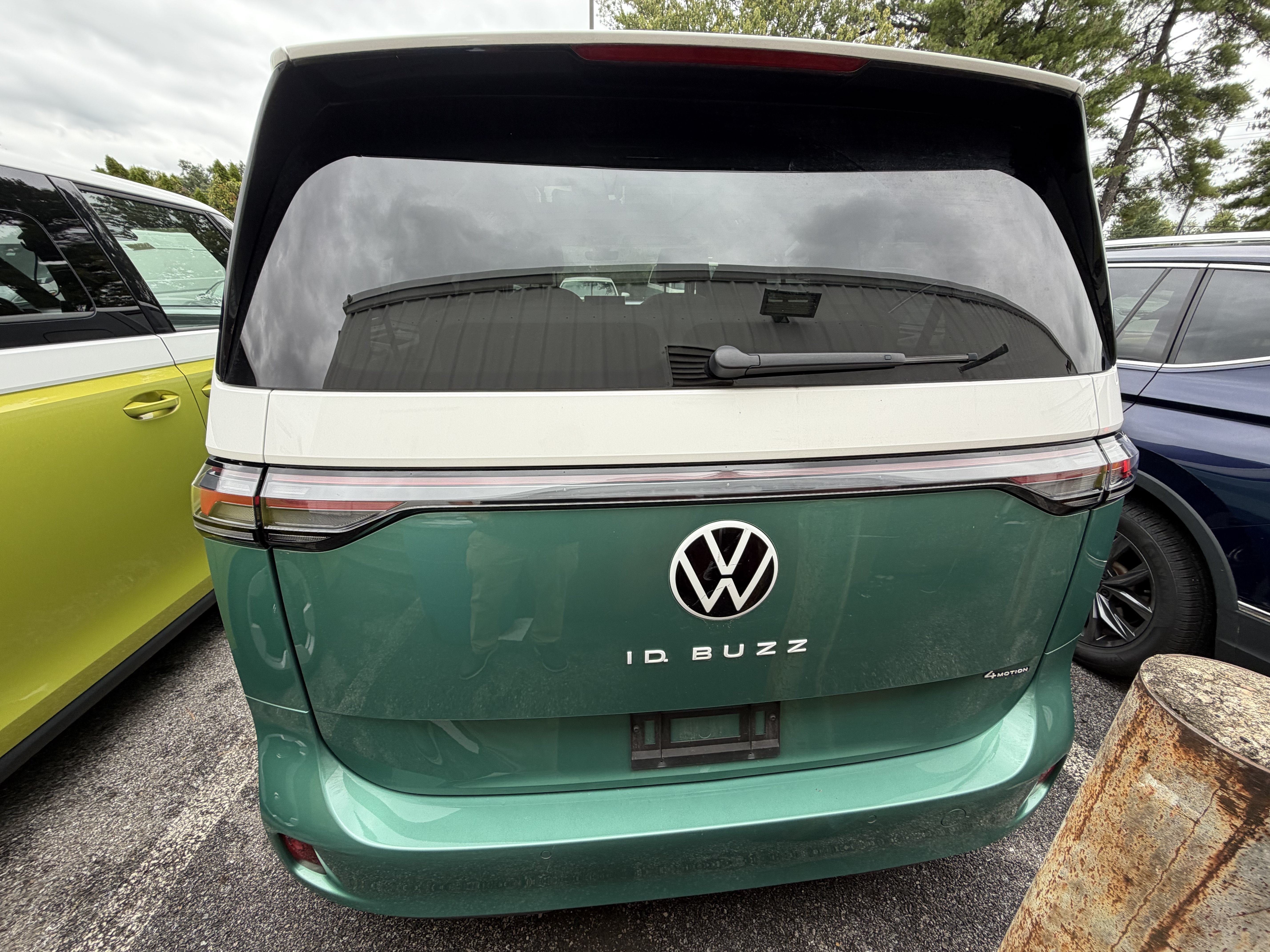 Used 2025 Volkswagen ID. Buzz Pro S Plus w/ Cupholders Package AWD/4WD image 8