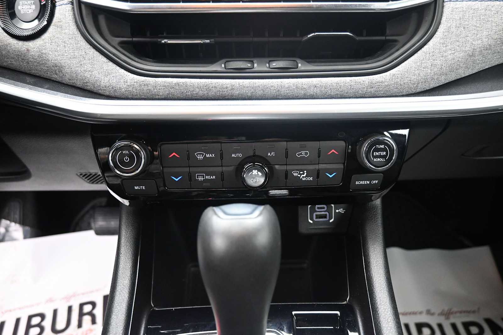 Used 2024 Jeep Compass Latitude w/ Convenience Group AWD/4WD image 9