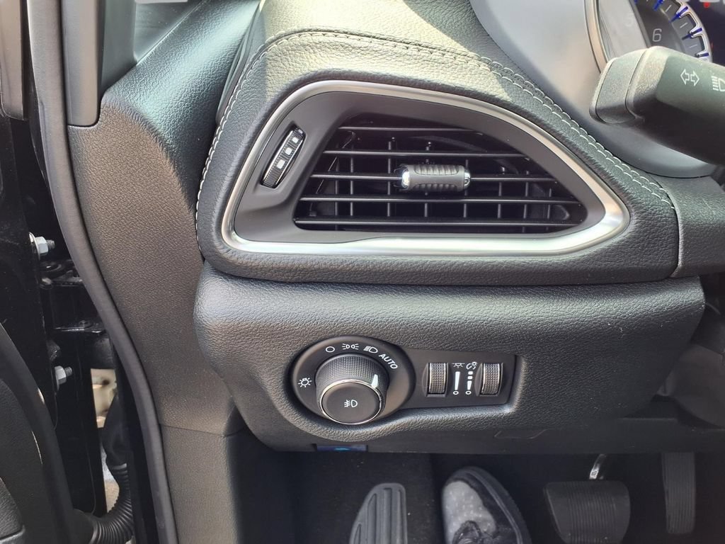 New 2026 Chrysler Pacifica Limited w/ Uconnect Theater Family Group FWD image 16
