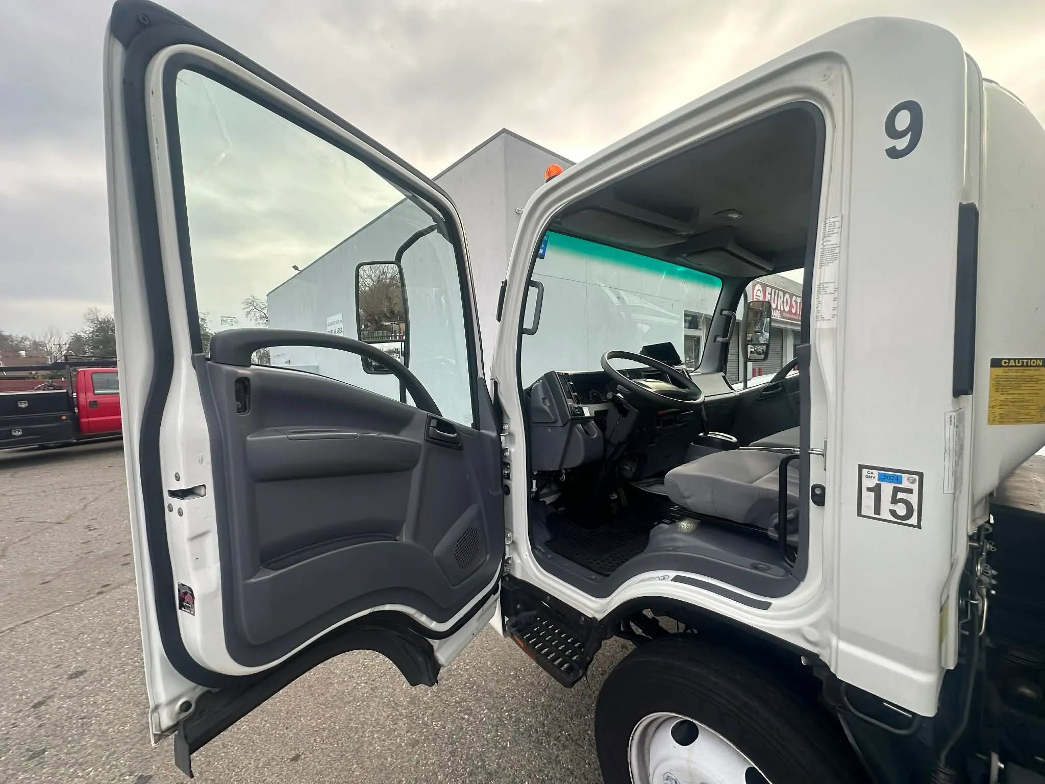 Used 2020 Isuzu NPR image 24