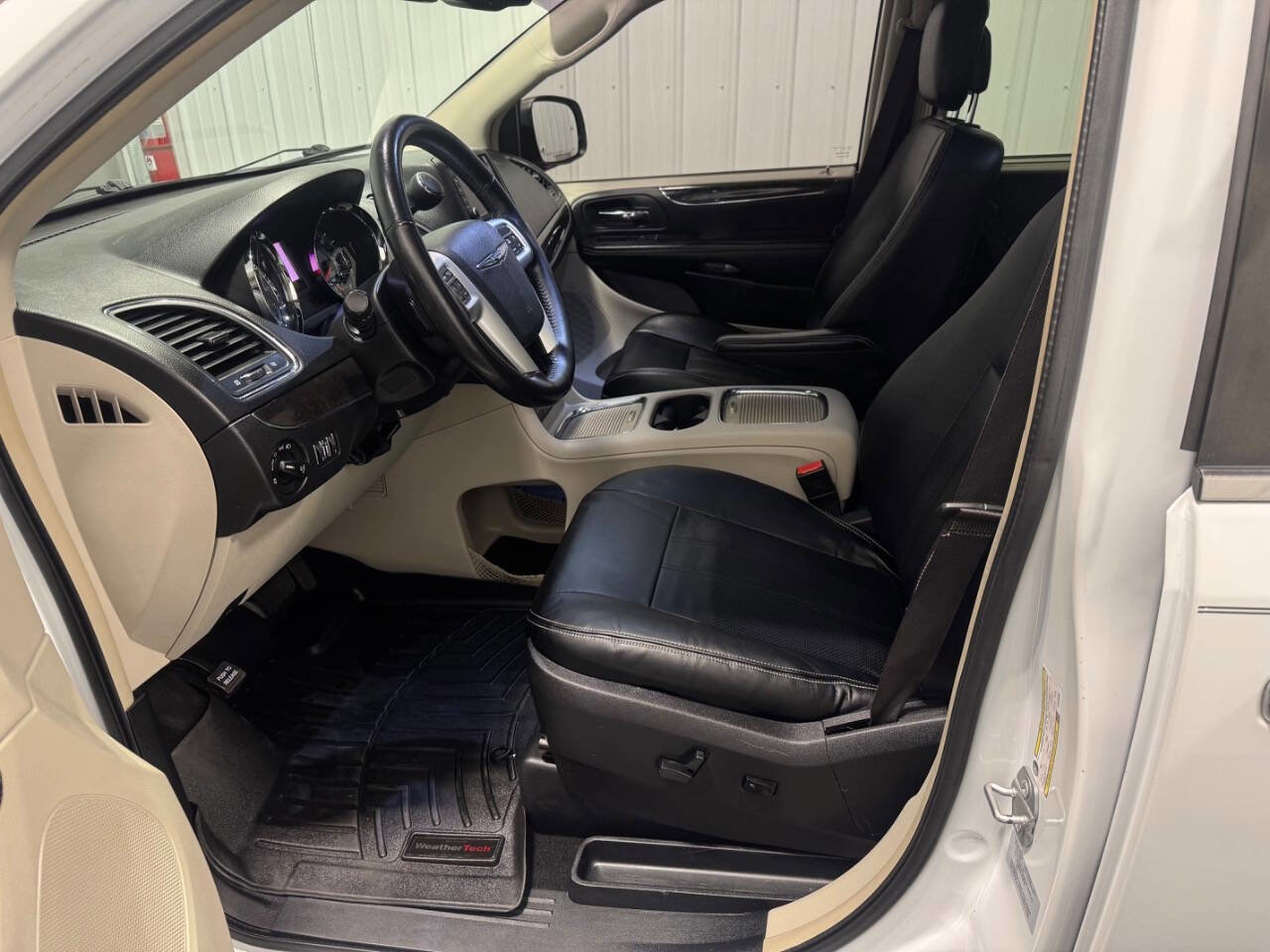 Used 2015 Chrysler Town & Country Touring-L w/ Driver Convenience Group image 11