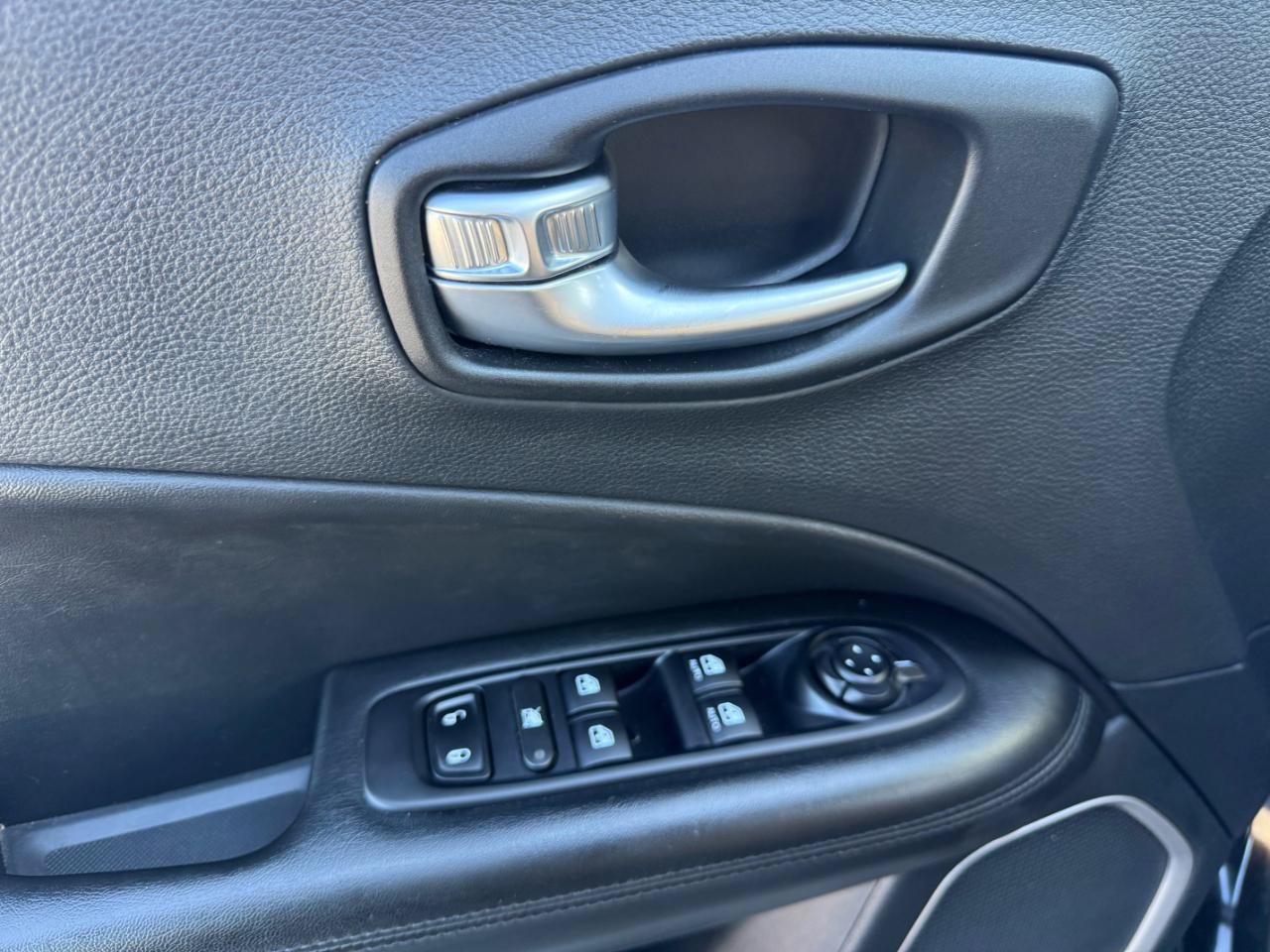 Used 2020 Jeep Compass Latitude FWD image 12