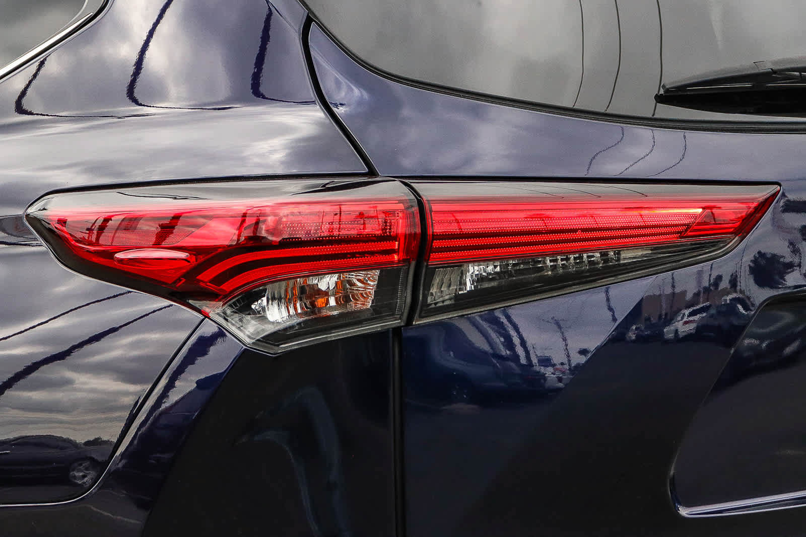 Used 2021 Toyota Highlander XLE AWD/4WD image 11