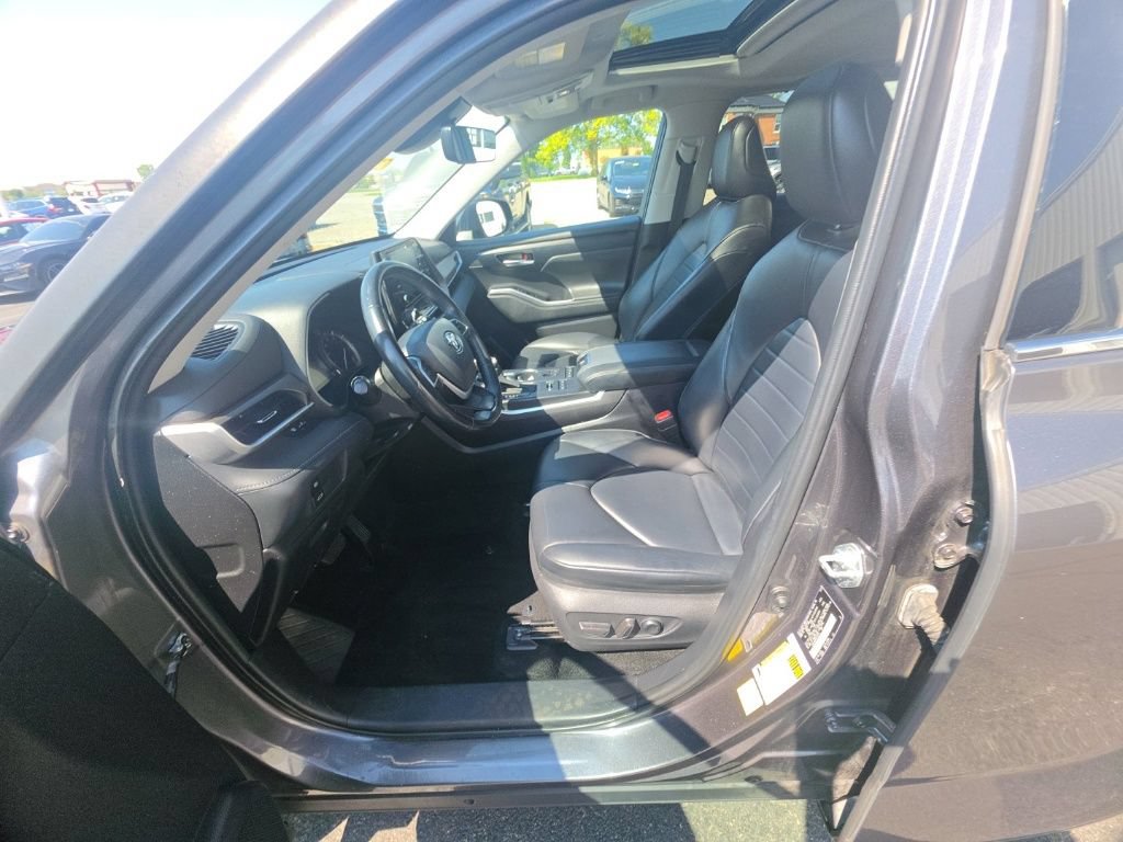 Used 2022 Toyota Highlander XLE AWD/4WD image 13