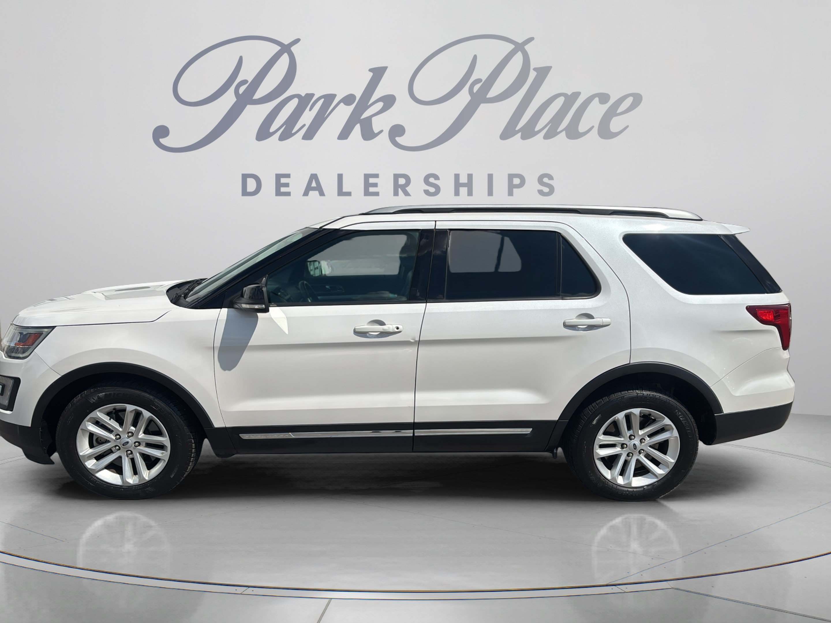 Used 2017 Ford Explorer XLT w/ Equipment Group 202A FWD image 2