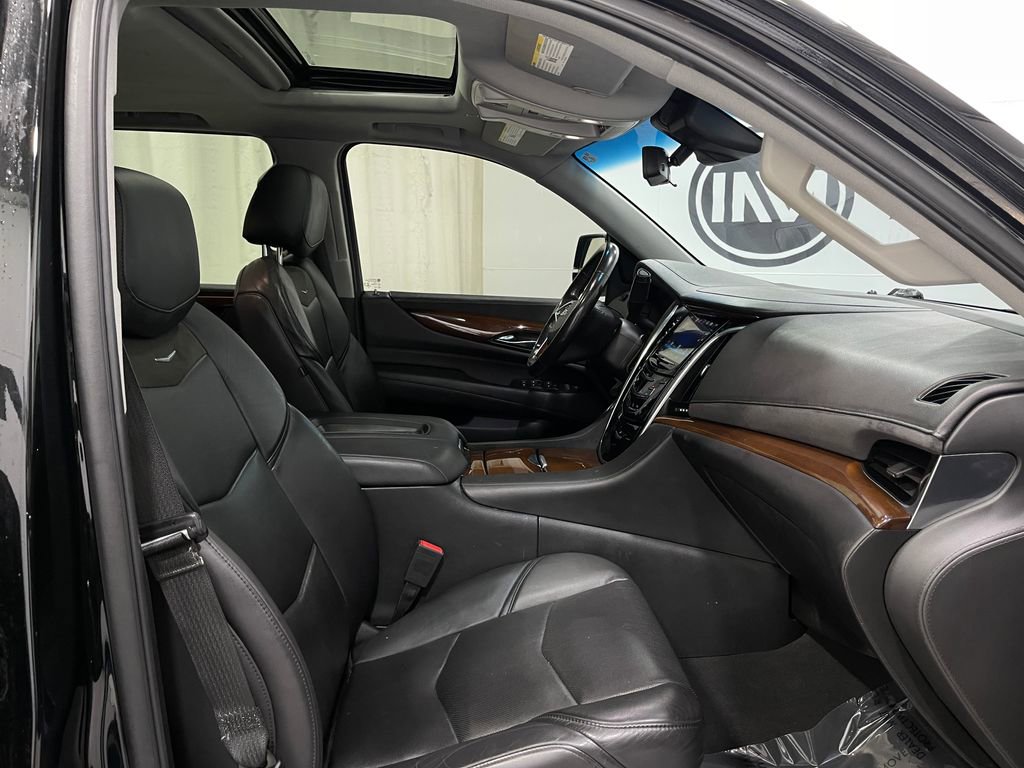 Used 2018 Cadillac Escalade ESV Luxury image 36