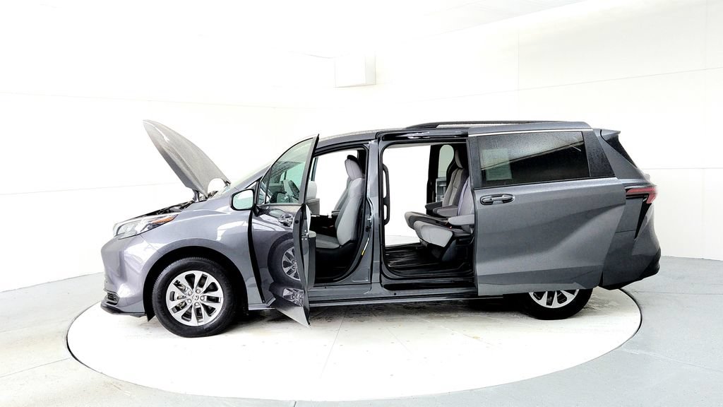 Used 2025 Toyota Sienna LE AWD/4WD image 10