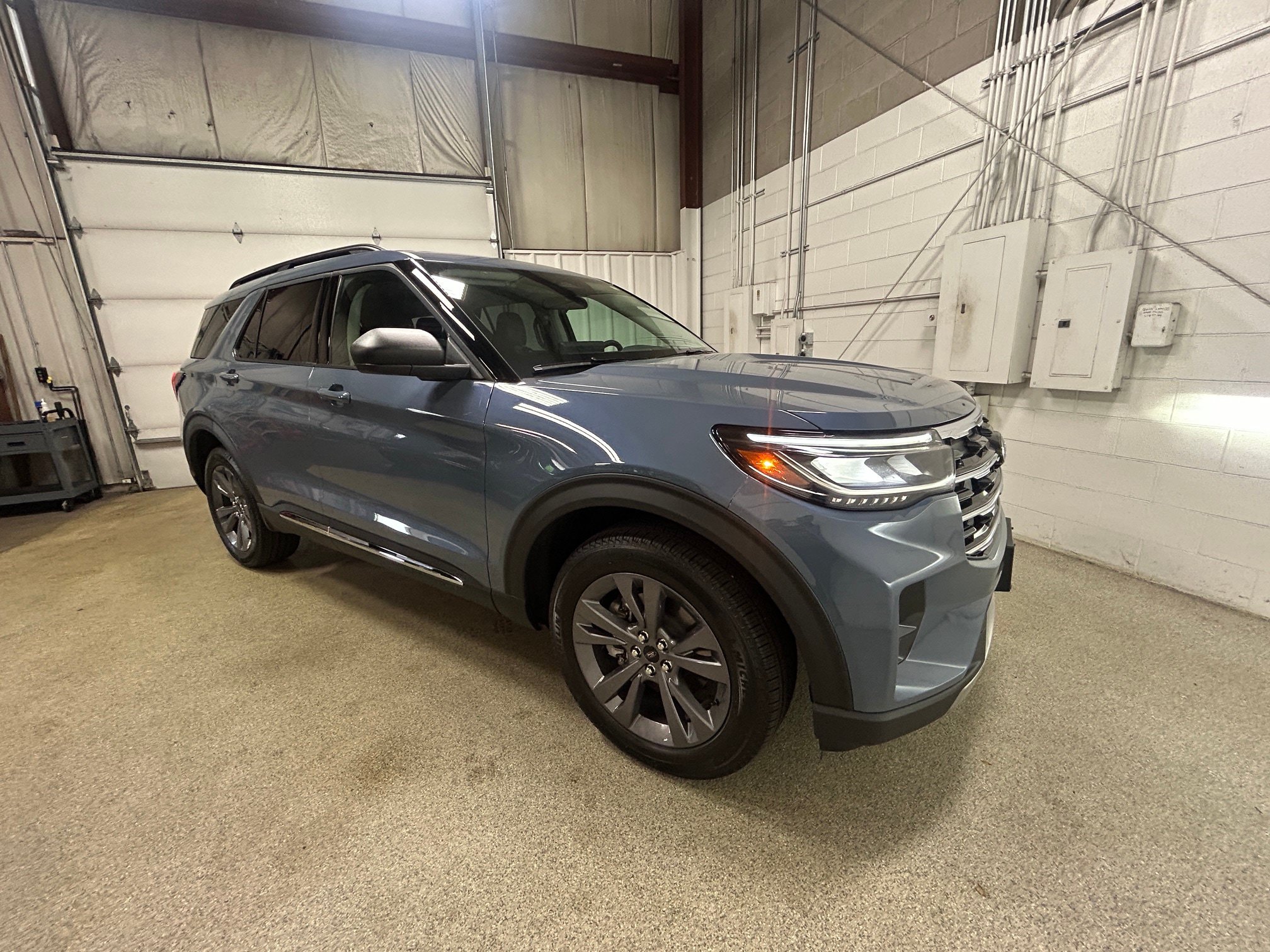 Used 2025 Ford Explorer Active w/ Active Comfort Package AWD/4WD image 3