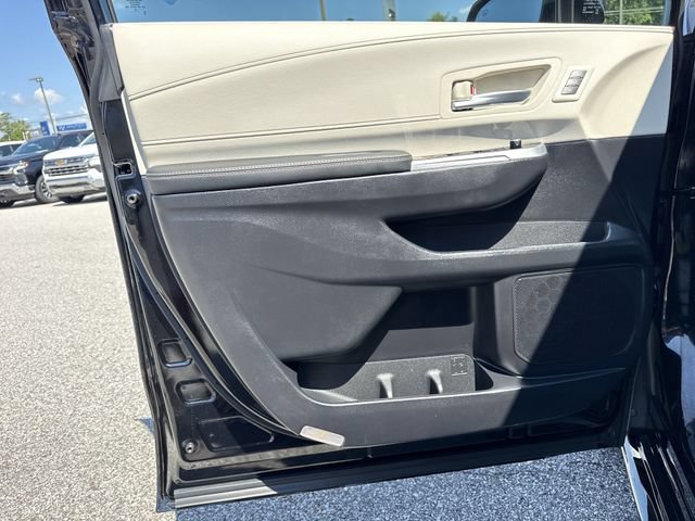 Used 2025 Toyota Sienna Limited AWD/4WD image 42