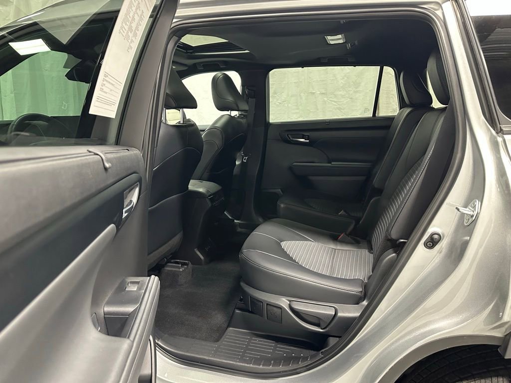 Used 2025 Toyota Highlander XSE AWD/4WD image 45