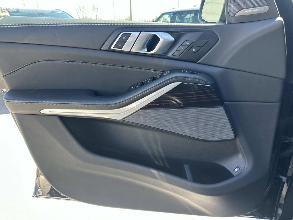 Used 2025 BMW X5 xDrive50e AWD/4WD image 24
