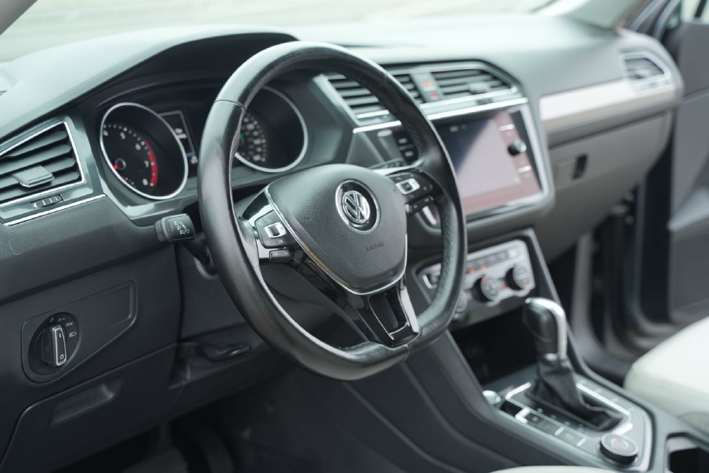 Used 2018 Volkswagen Tiguan SE w/ Panoramic Sunroof Package AWD/4WD image 27