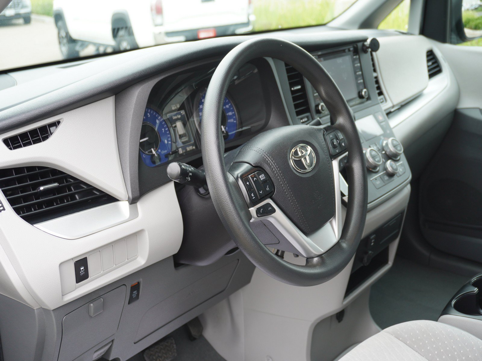 Used 2020 Toyota Sienna LE w/ Carpet Mat Package FWD image 20