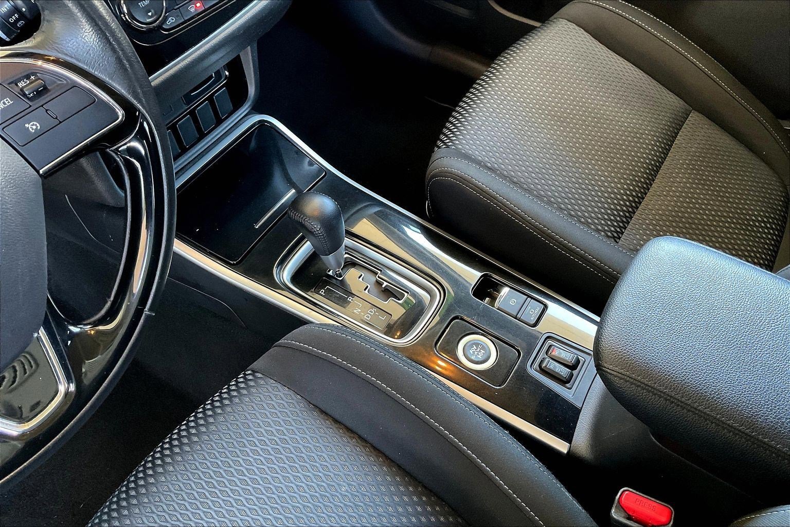 Used 2017 Mitsubishi Outlander SE image 16